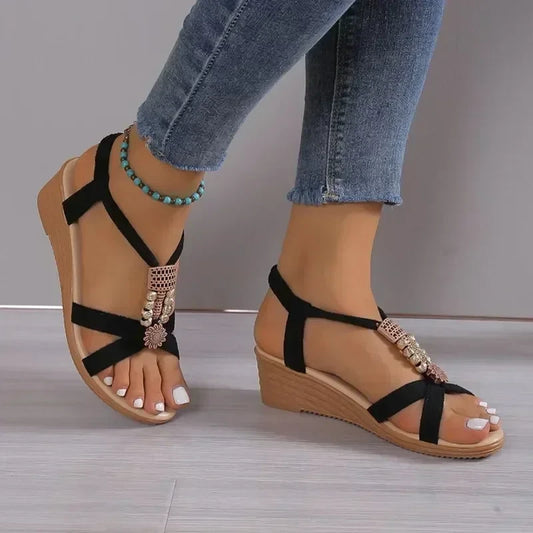 Sandalias casuales de cuña con detalle metálico