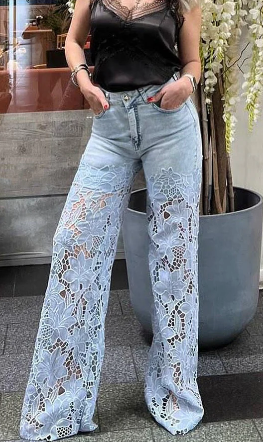 👖✨ Jean con Encaje Floral 👖La Fusión Perfecta entre Elegancia y Atrevimiento ✨