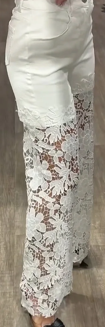 👖✨ Jean con Encaje Floral 👖La Fusión Perfecta entre Elegancia y Atrevimiento ✨