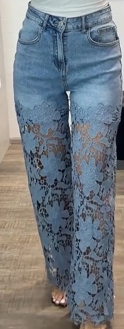 👖✨ Jean con Encaje Floral 👖La Fusión Perfecta entre Elegancia y Atrevimiento ✨